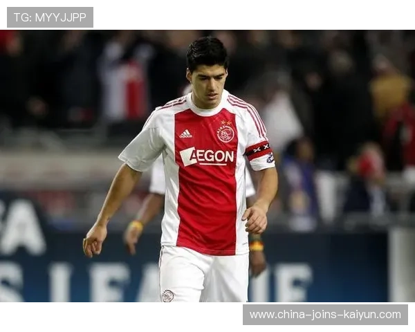 阿贾克斯加练半空间渗透,前场配合愈加成熟 阿贾克斯加练半空间渗透,前场配合愈加成熟