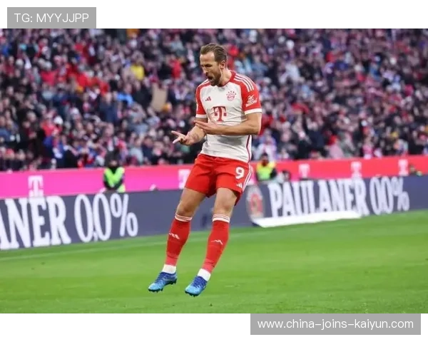 凯恩前场回撤组织传球，拜仁攻势由此全面打开